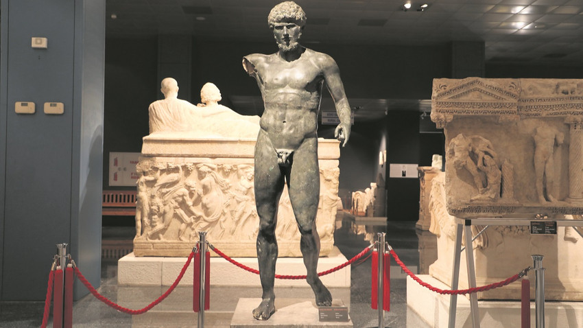 Roma İmparatoru Lucius Verus’un insan boyutundaki bronz heykeli.