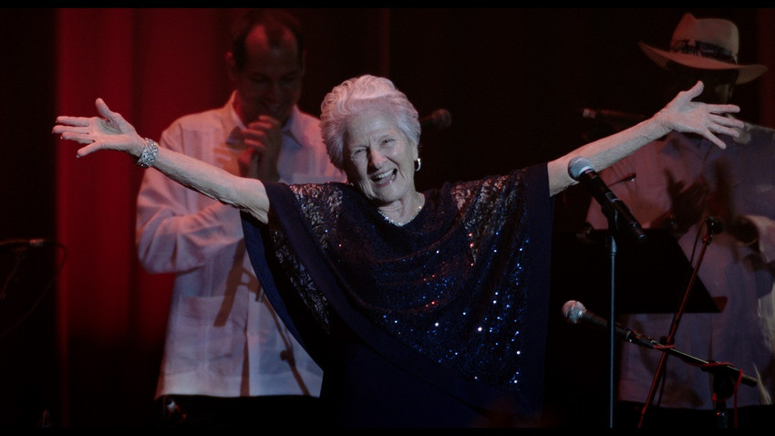 95 yaşındaki Angela Álvarez Latin Grammy’de en iyi yeni sanatçı ödülünü kazandı 