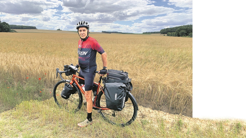 Profesör Larry Lessard bisikletiyle 25 ülkeyi gezeceği projesinin adında yaşına gönderme yapmış: Bike62