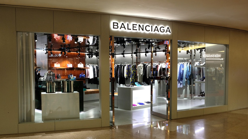 Balenciaga, tepki çeken reklam kampanyasına rağmen kreatif direktörüyle çalışmaya devam edecek