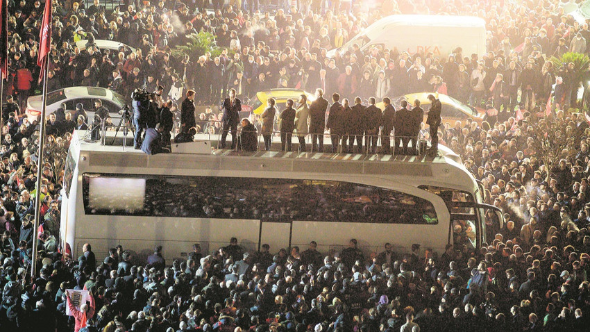 İmamoğlu, karar açıklandıktan sonra Saraçhane’deki belediye binası önünde toplanan İstanbullulara seslendi. Yanında İyi Parti Genel Başkanı Meral Akşener de vardı. Akşener, Erdoğan’ın 23 yıl önce söylediği gibi ‘Bu şarkı burada bitmez” dedi.