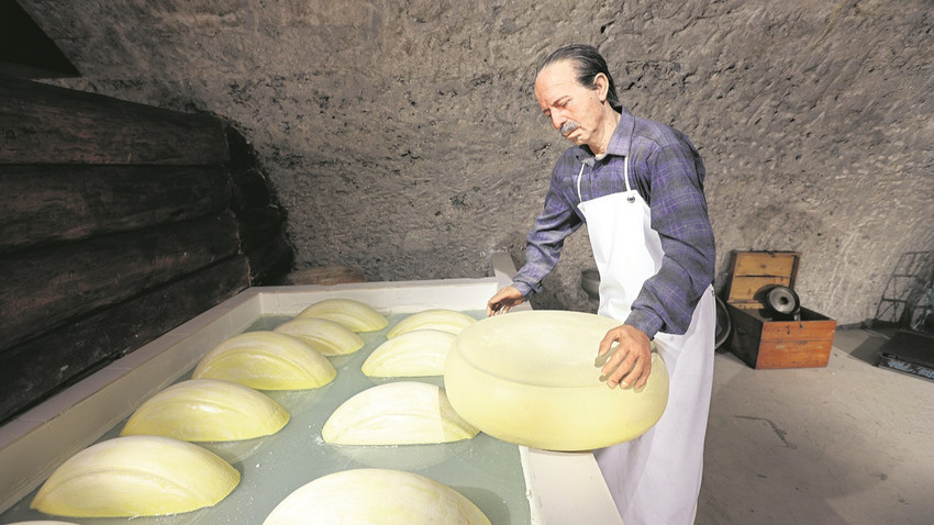 Peynir imalatının aşamaları bal mumu heykellerle canlandırılıyor