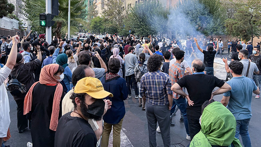 İran'da protestocular yeniden sokak ve caddelere çıktı