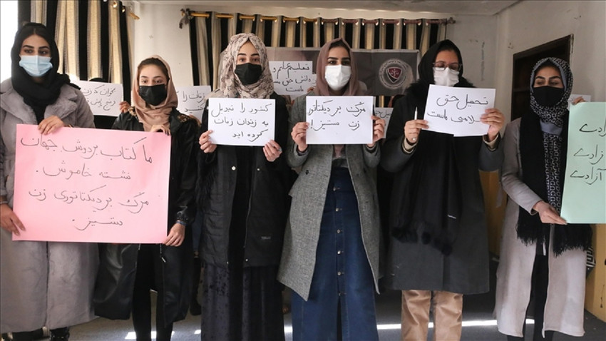 Afganistan'da kadın öğrencilerden üniversitede eğitim engeline protesto