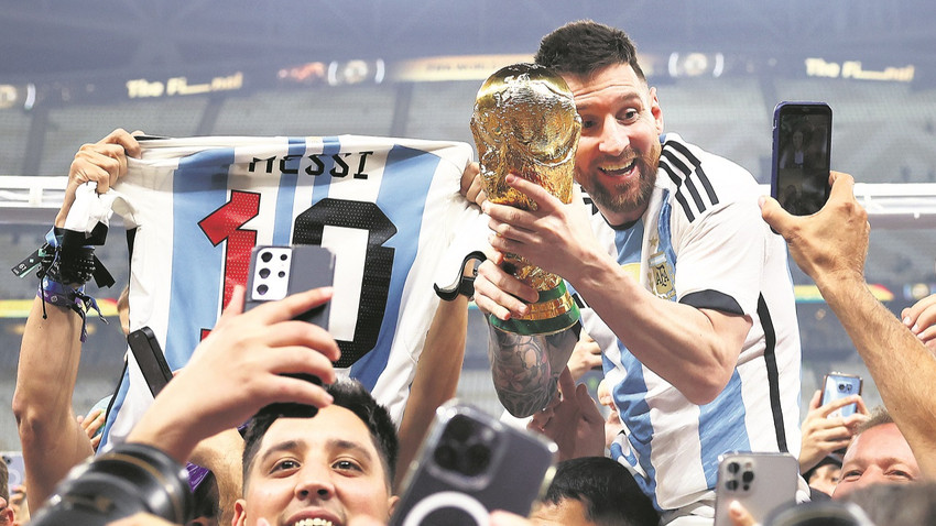 Lionel Messi, Katar’daki Dünya Kupası’nda takımının dünya şampiyonu olmasının ardından galibiyeti kutluyor. (Fotoğraf:  Chris Brunskill/Getty Images)