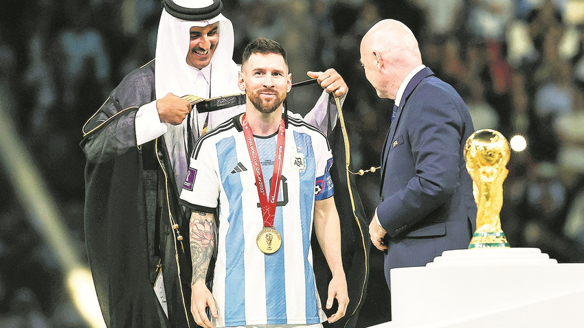 Katar emirinin Messi’ye “bişt” giydirmesi, kutlama fotoğraflarına damga vurdu.  Getty Images