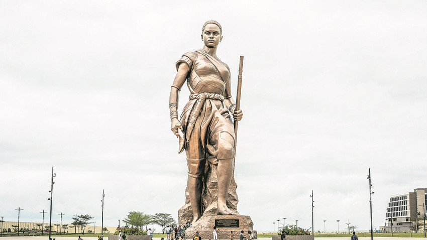 Benin’in Cotonau kentindeki tarihi kadın savaşçı heykeli.  (Fotoğraf: Yanick Folly / AFP Via Getty Images)