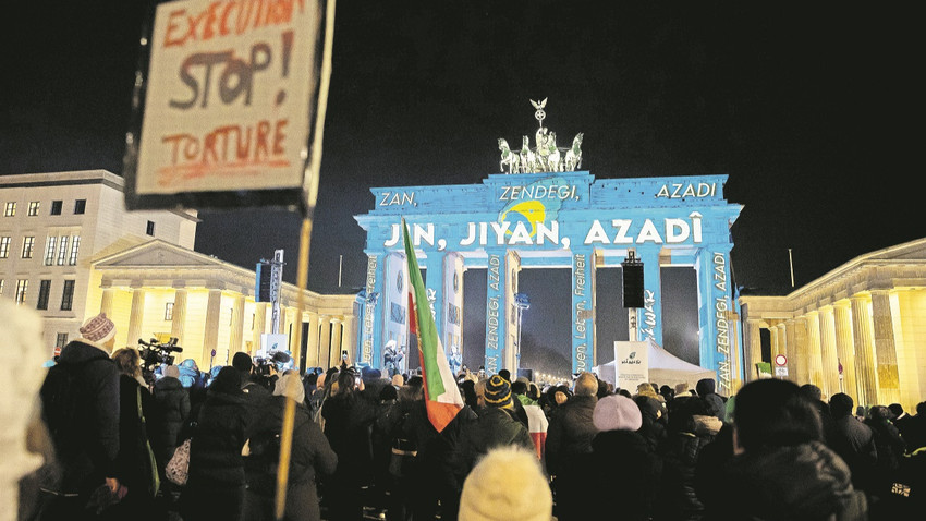 Berlin’deki Brandenburg Kapısı’nda İranlı kadınlara destek protestosu.  ChrIstoph Soeder/pIcture allIance via Getty Images