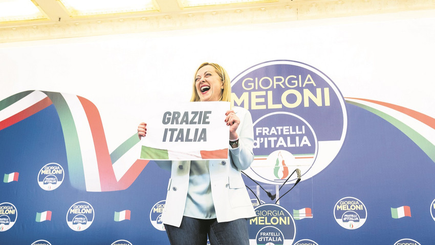 Giorgia Meloni, Roma’da sağ tandanslı koalisyonu İtalyan parlamentosunda  seçimleri kazandıktan sonra fotoğrafçılara poz veriyor (Fotoğraf:  Gianni Cipriano/The New York Times)
