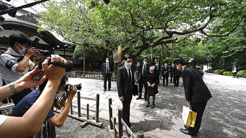 Kenya, Eski Japon militarizminin simgesi olmakla eleştirilen ve tartışmalı statüsünü koruyan Şinto inancı tapınağı Yasukuni'yi ziyaret ederek saygı duruşunda bulunmuştu