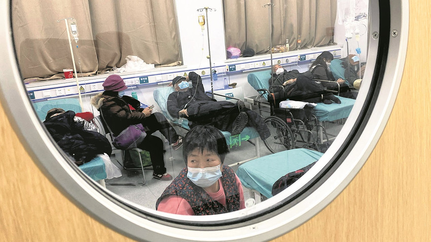 Çin’in her yerinde hastaneler ve klinikler dolup taşıyor. Sağlık görevlileri bir yandan artan iş yükü diğer yandan hastalıkla boğuşuyor. Çin’de emekli doktorlar ve tıp öğrencileri göreve çağrıldı / Getty Images