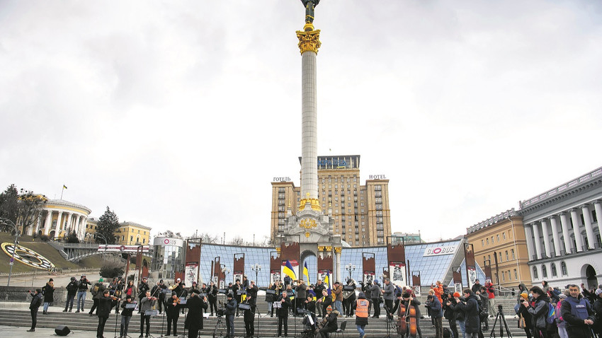 Kiev Klasik Senfoni Orkestrası müzisyenleri Herman Makarenko şefliğinde bir açık hava konseri veriyor.  Maxym Marusenko/NurPhoto via Getty Images