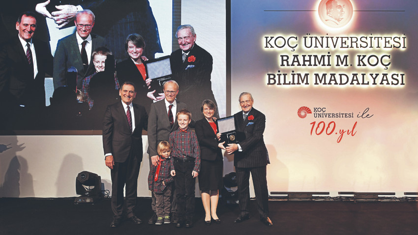 Madalya Seçici Kurul Başkanı Prof. Dr. Umran İnan, Prof. Dr. Bilge  Yıldız ve ailesi, Koç Üniversitesi Onursal Başkanı Rahmi M. Koç