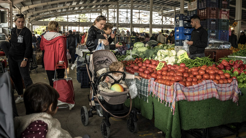 Pazarda alışveriş yapan Ruslar (Sergey Ponomarev/The New York Times)