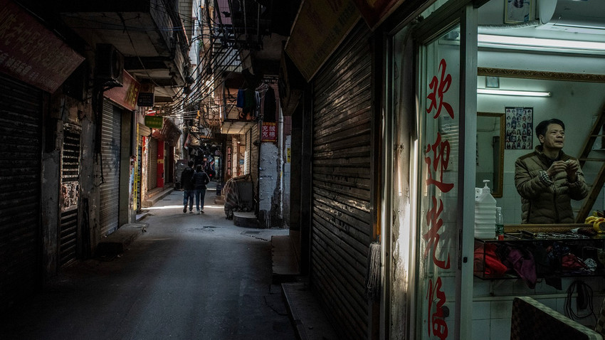 Guangzhou kentinde bir kuaför salonu, 28 Aralık 2022. Sokağa çıkma yasakları şehirdeki işletmeleri acımasızca etkiledi. Şimdi de hızla yayılan Covid, onları işçilerden ve müşterilerden etti (Gilles Sabrie/New York Times)