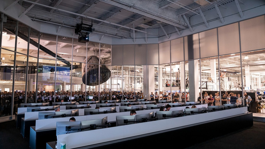 Space-X'in Hawthorne, California'daki görev kontrol odasını. The New York Times muhabirinin, roketlerin fırlatılıp inişini izlemesi için SpaceX'in görev kontrol odasına girmesine izin verildi (The New York Times aracılığıyla SpaceX)