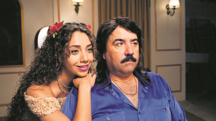 Filmde Özge Özacar, Arzu;  Ata Demirer ise Cengiz rolünde.