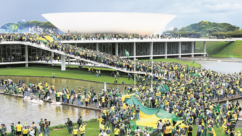 Eski devlet başkanı Bolsonaro’nun destekçileri bastıkları Kongre binasının çatısına tırmandı, ofislere ve binaya zarar verdi.