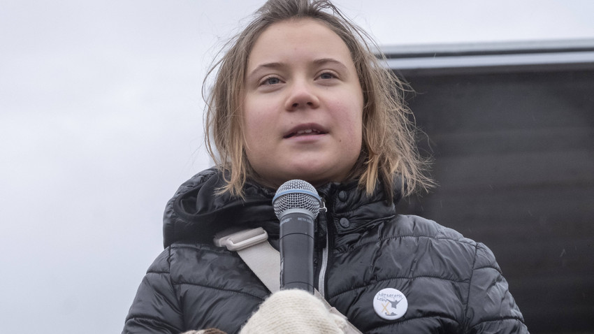Alman polisi, İsveçli çevre aktivisti Greta Thunberg'i linyit köyü çevresinden uzaklaştırdı
