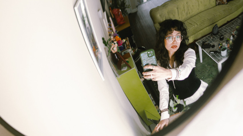Mercedes Jimenez-Cortes evinde trafik aynasıyla selfie çekerken (Marilyne Moja Mwangi/The New York Times)