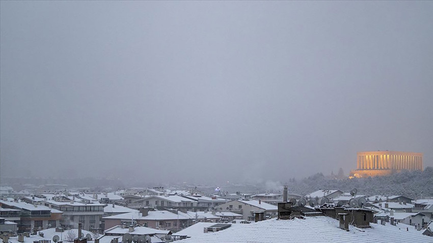 Başkent'te kar yağışı gece saatlerinde etkisini artırdı