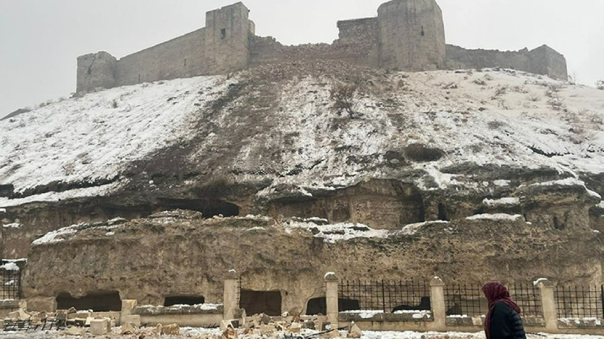 Depremde tarihi Gaziantep Kalesi de hasar gördü