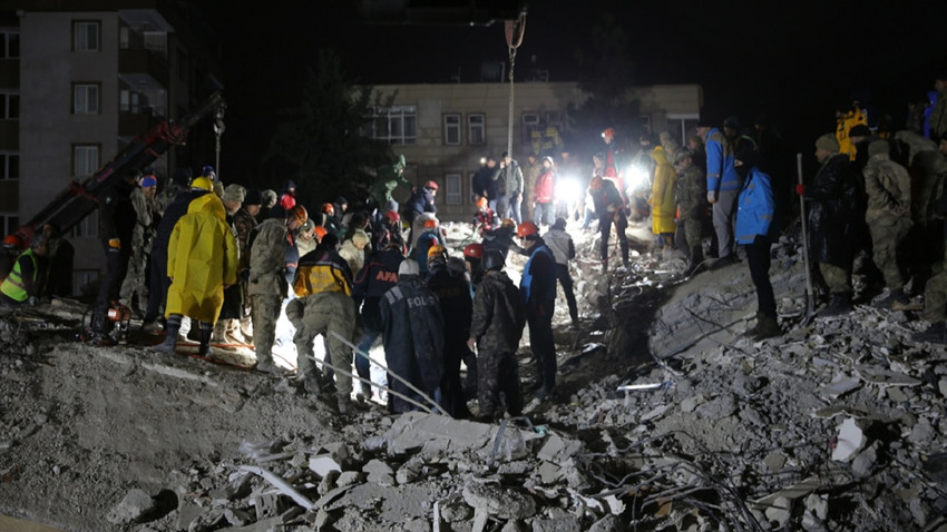 Kahramanmaraş'ta 7,7 büyüklüğünde deprem: 2 bin 379 kişi hayatını kaybetti