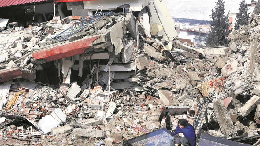 Kahramanmaraş’taki 7.7’lik depremin ardından binlerce kişi evsiz kaldı.  (Fotoğraf: Yavuz Özden/Getty Images)