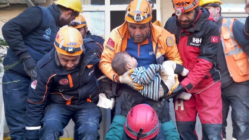 Hatay'da enkazdan 2 yaşındaki çocuk 79 saat sonra kurtarıldı