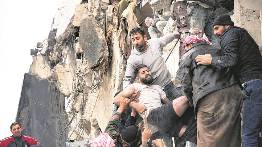 Afrin’in Cinderes kasabasında yaşayanlar depremzedeleri kurtarmaya çalışıyor. (Fotoğraf: RAMİ AL SAYED/AFP via Getty Images)