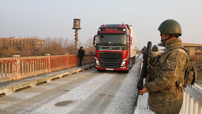 Ermenistan sınır kapısı 35 yıl sonra deprem bölgesine yardım için açıldı