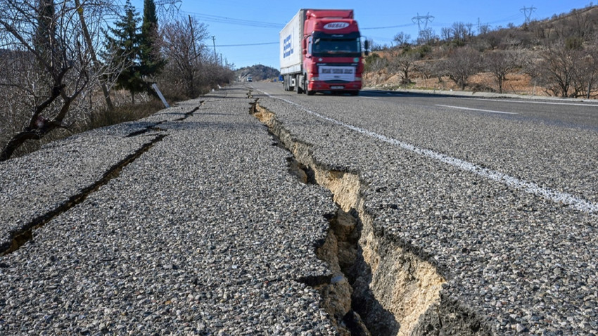 Adıyaman'da deprem sırasında kara yollarında oluşan yarıklar onarılıyor