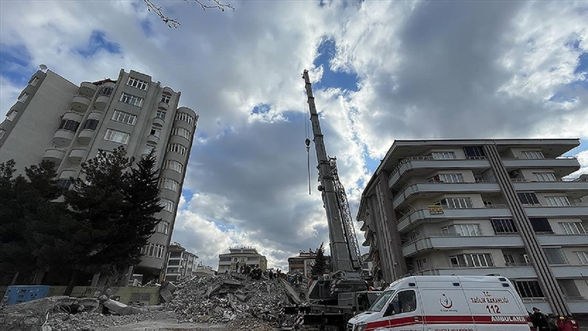 Gaziantep'te yıkılan bir binanın kolonunu kestikleri iddiasıyla 2 kişi tutuklandı