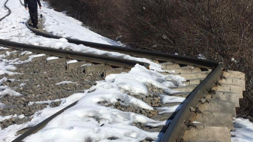 AFAD deprem sonrası tren raylarındaki değişimin görüntüsünü paylaştı