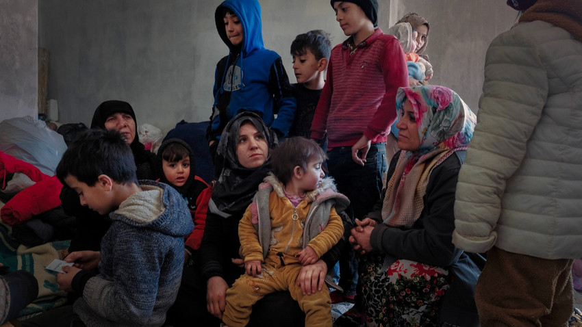 Hind Qayduha ve ailesiyle birlikte Antakya'da bir oto yıkamacıya sığınan Suriyeliler (Emily Garthwaite/The New York Times)