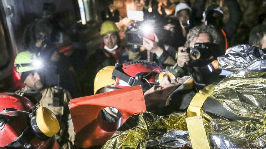 Hatay'da depremin 183. saatinde Hüseyin Berber enkazdan sağ çıkarıldı