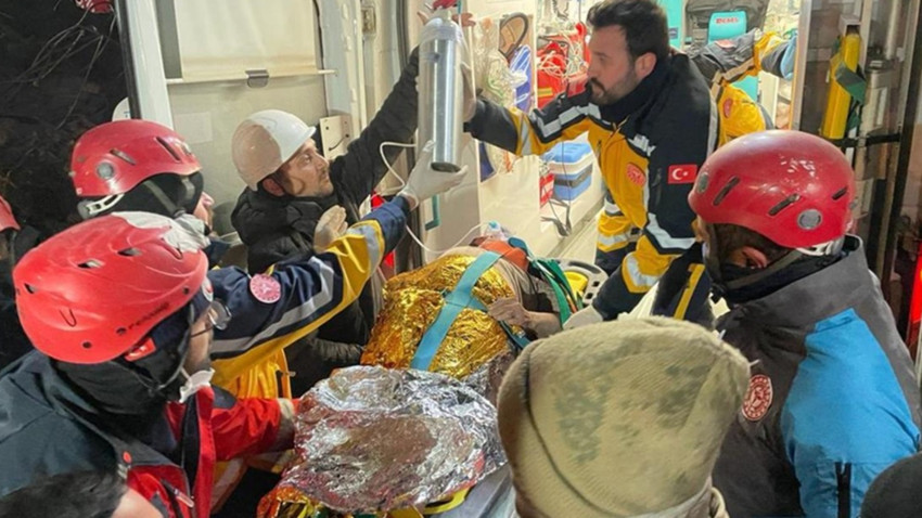Adıyaman'da 77 yaşındaki kadın depremin 212. saatinde kurtarıldı
