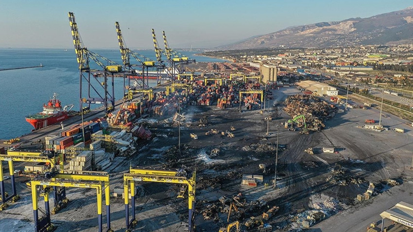 İskenderun Limanı'nda yanan konteynerler kaldırılıyor