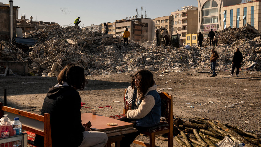 14 Şubat 2023 Salı günü İskenderun'da enkaz çalışmaları devam ediyor (Nicole Tung/The New York Times)