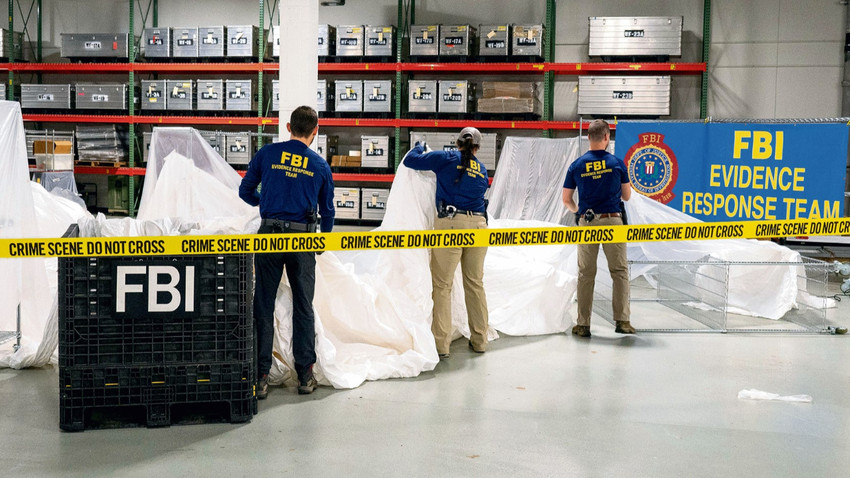 FBI ajanları düşürülen Çin balonunun parçalarını koruma altına alıyor. İstihbarat yetkilileri tanımlanamayan cisimlerin de enkazını bekliyor.  (Fotoğraf: FBI)