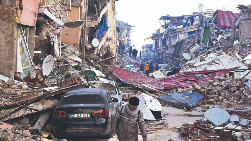 Hatay'da bir sokak... Yerle bir olan yapılar arasında ayakta kalan tek bir bina bulmak imkansız.