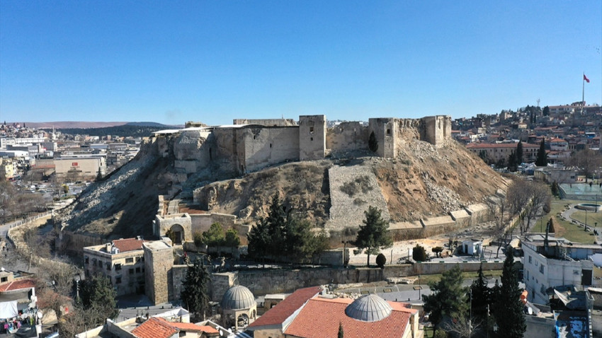 Depremde tarihi Gaziantep Kalesi de hasar gördü