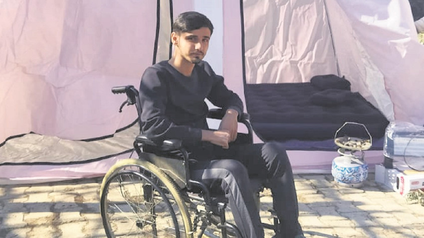 Mustafa Danacı, İskenderun’da depremden sağ kurtuldu. Şimdi ailesi ile çadırda yaşıyor.