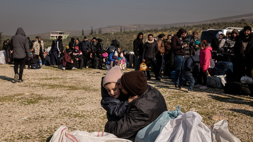 Suriyeliler, 15 Şubat 2023 Çarşamba günü Cilvegözü sınır kapısında depremde birçoğunun evini kaybettiği Türkiye'den Suriye'ye geçmek için bekliyordu (Nicole Tung/New York Times)