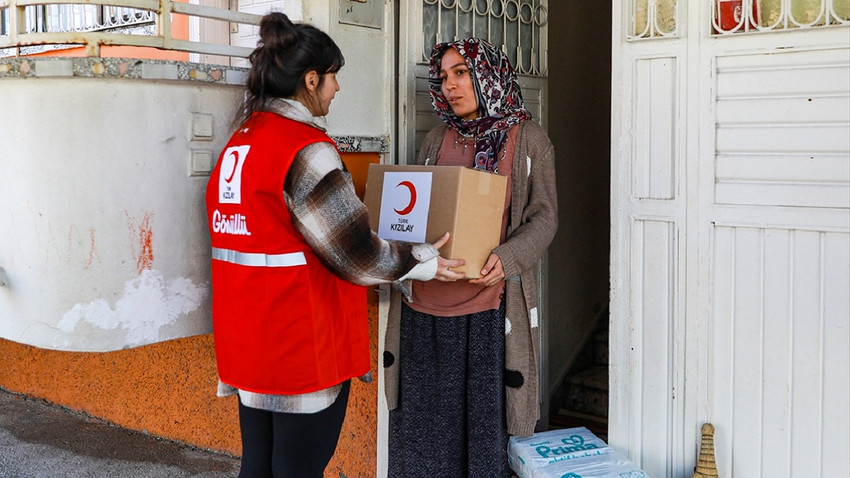 Türk Kızılay depremzede kadınlara özel Whatsapp hattı kurdu