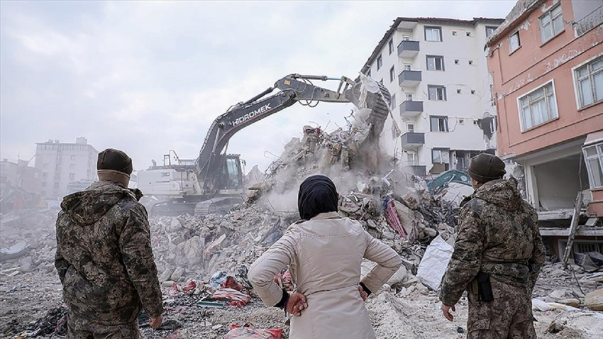 Hatay'da 80 binanın enkazı kaldırılıyor