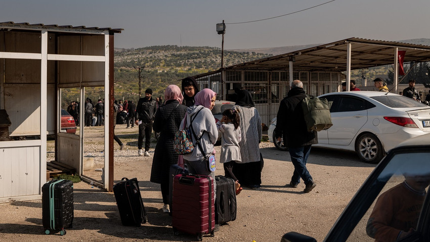 Depremde evlerini kaybeden Türkiye'deki Suriyeliler, 15 Şubat 2023 Çarşamba günü Cilvegözü sınır kapısında Suriye'ye geçmek için sıraya girdi (Nicole Tung/New York Times)