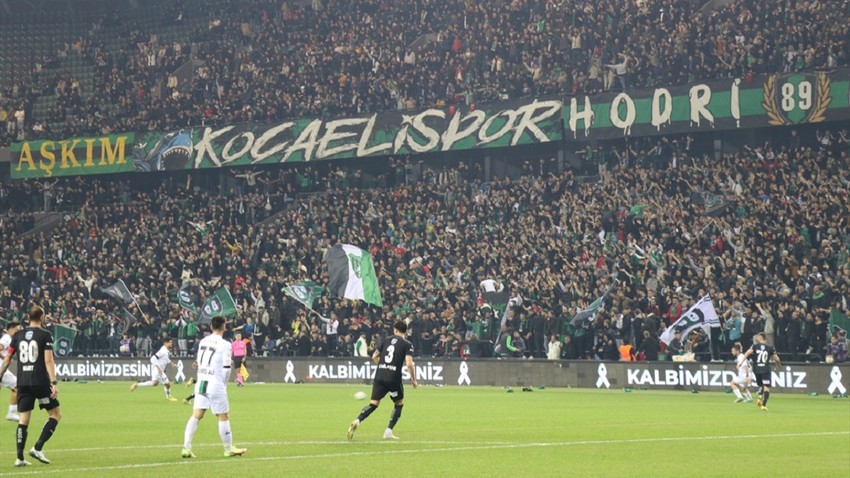 Kocaelispor ile Sakaryaspor depremzedeler yararına dostluk maçı yaptı