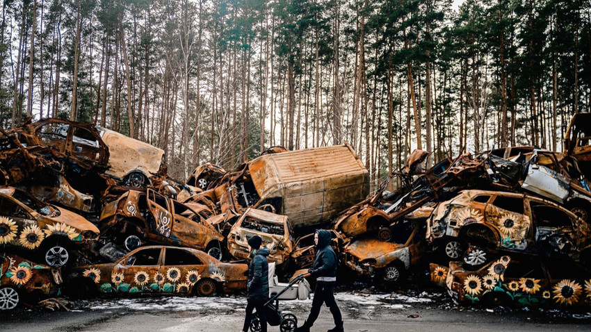 Kiev yakınlarındaki İrpin’de hasar gören bazı araçlar aynı yere toplanmış (Fotoğraf: Dimitar Dilkoff/AFP via Getty Images)
