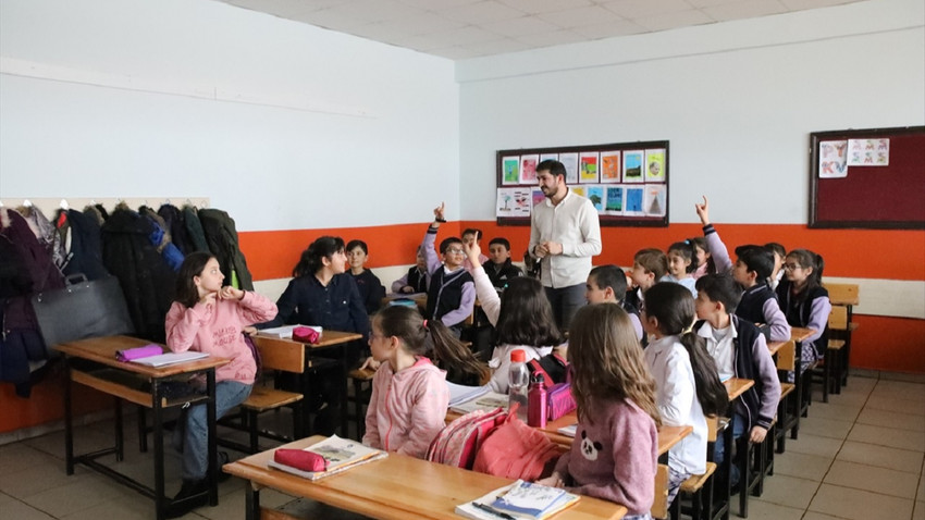 Deprem sonrası çocukların okula uyum süreci için öğretmen ve ebeveynlere öneriler